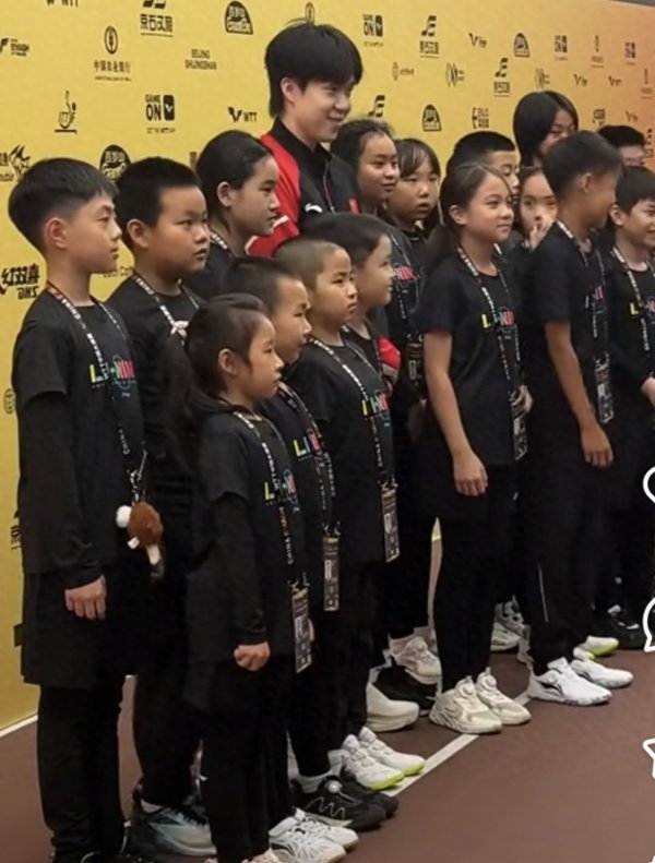 红海优配 王楚钦赢球后特意与球童击掌! 超级迷弟王皓儿子都舍不得洗手了